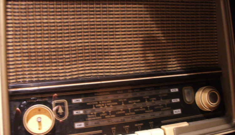 Bakelite_Radio